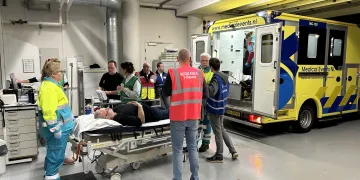 Tijdens een crisisoefening in het Diakonessenhuis Utrecht wordt een patiënt met de ambulance meegenomen.